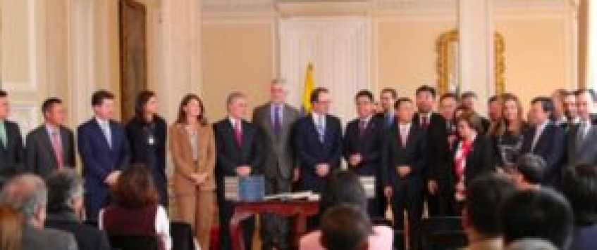 Firma del contrato del metro de Bogotá